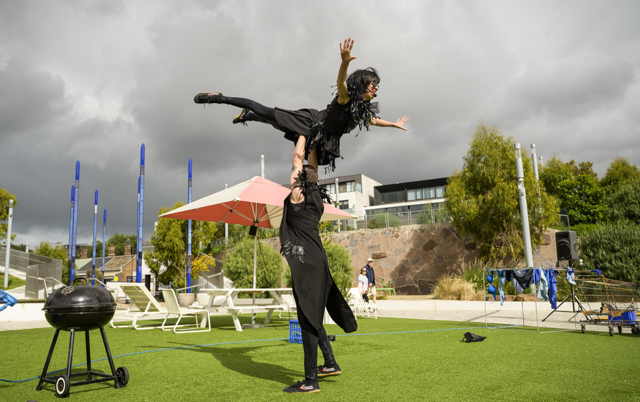Prahran Square circus performers (Rob Blackburn photographer)